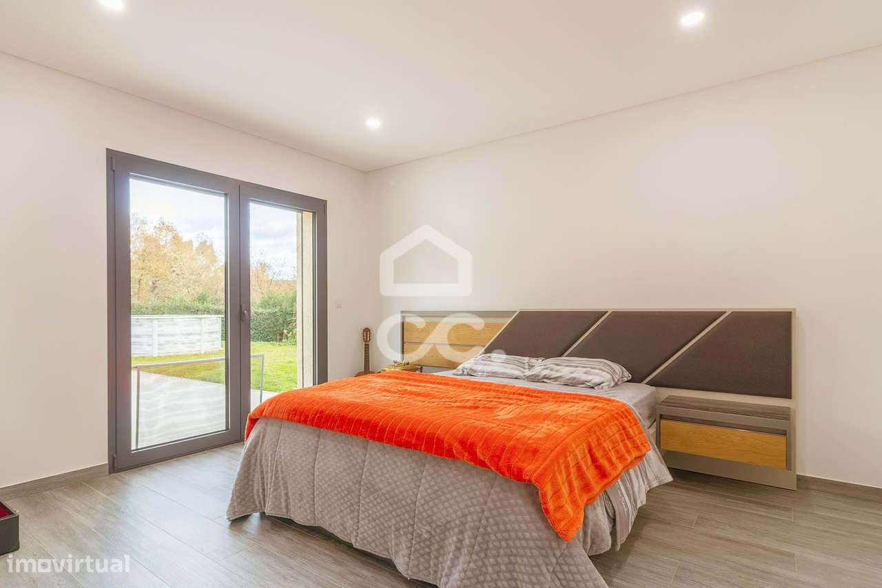 Moradia Térrea de Luxo com Cave | Conforto, Eficiência e Espaço Exteri-18