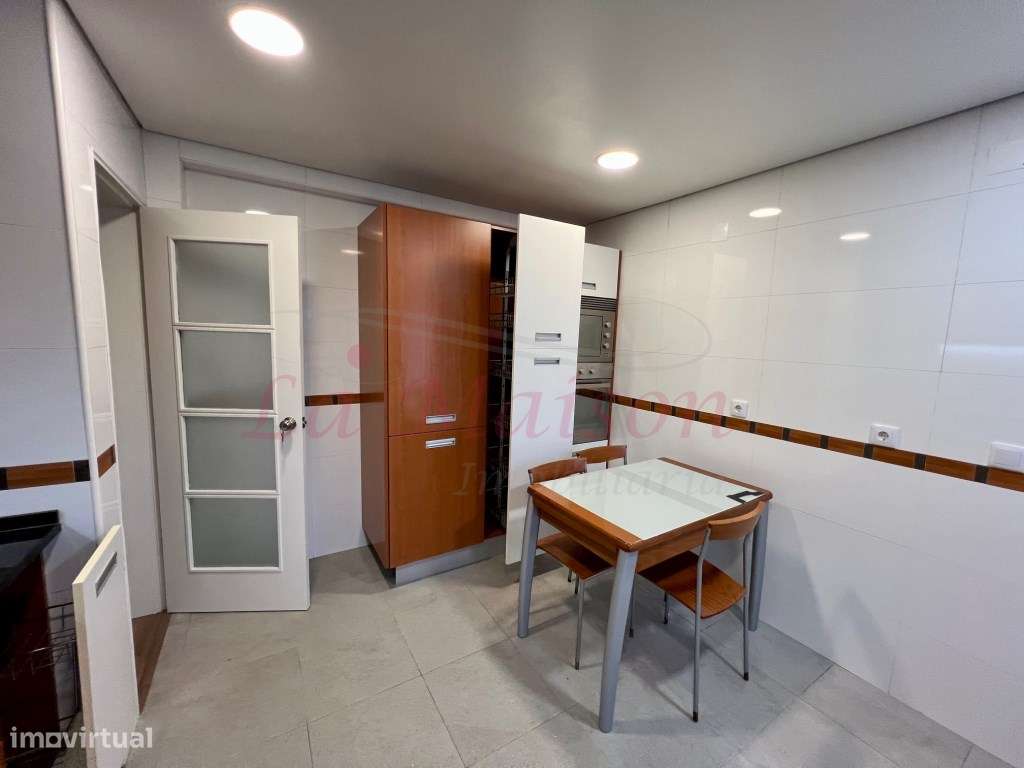 Moradia V4 Duplex no Centro de Loures-33