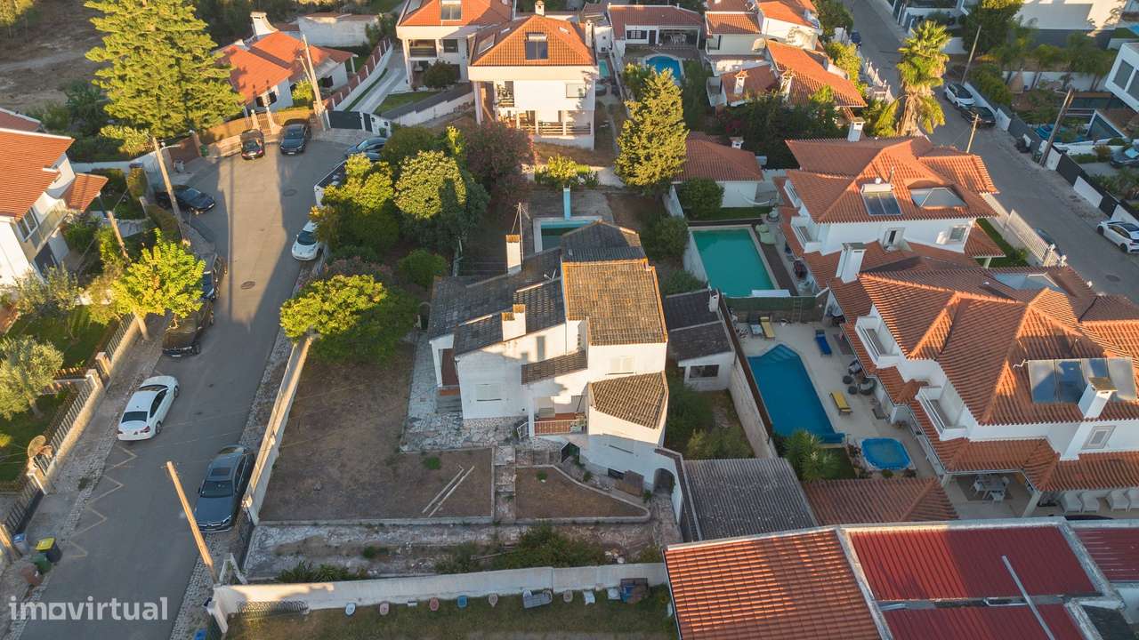 Moradia para Remodelar em Terreno de 1.000m² na Prestigiada Zona da Ma-7