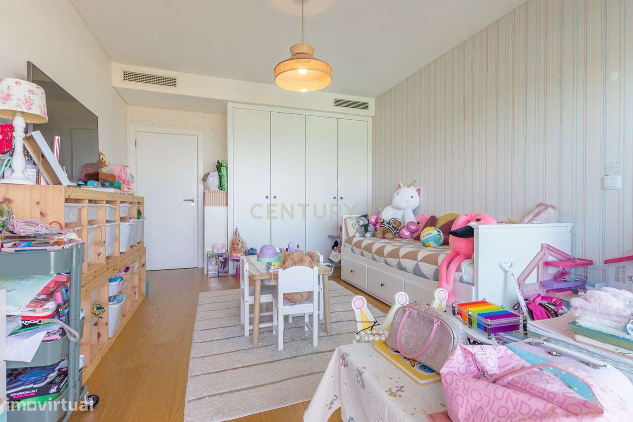 T4 em Condomínio Fechado com Vista Rio - Alcochete-40