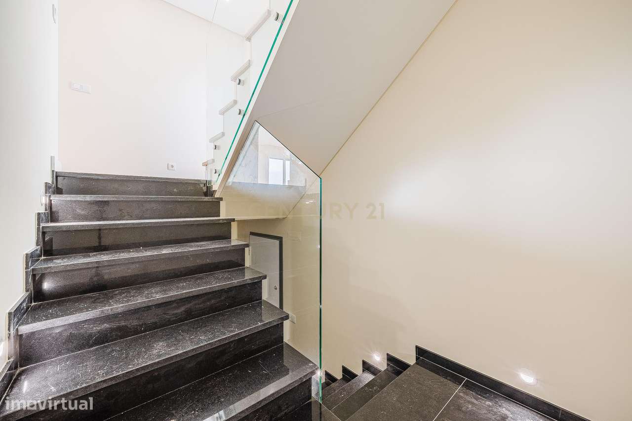 Moradia T4+1 Contemporânea com Piscina-33