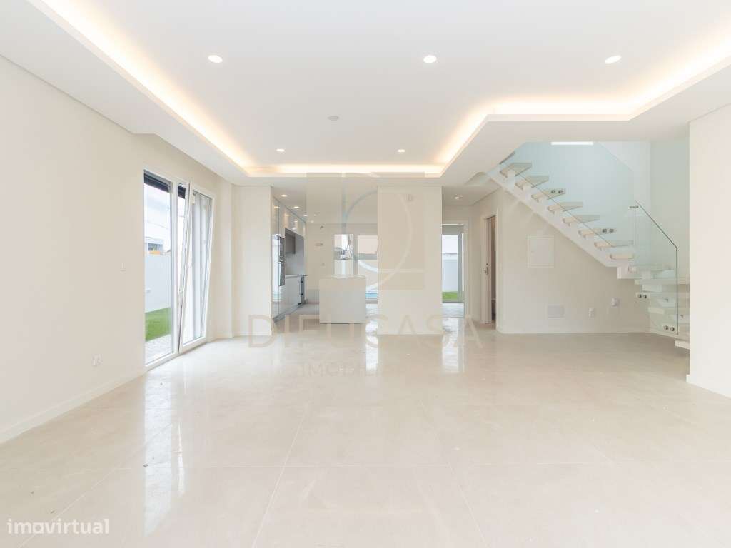 Moradia Isolada T4 c/ Piscina e Garagem-14