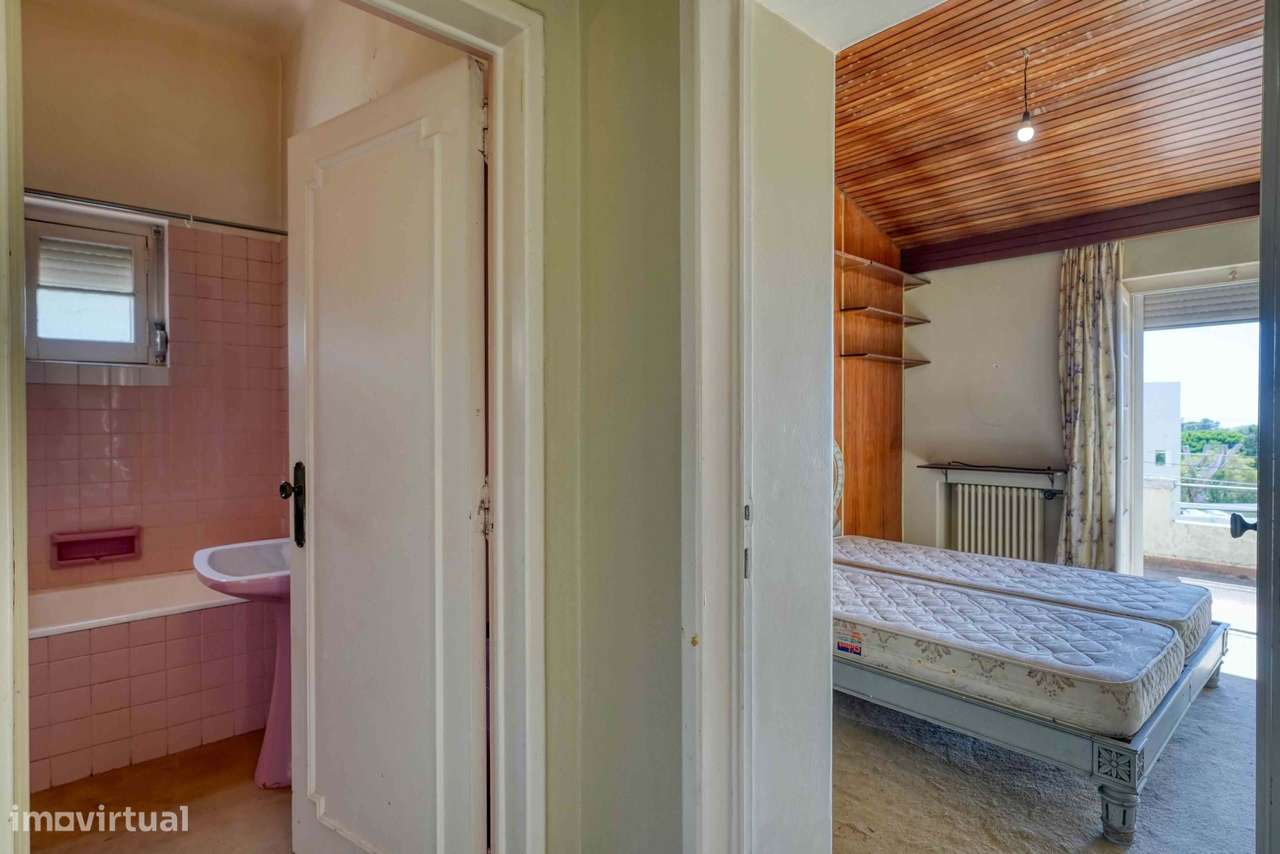 Moradia para recuperar no centro do Estoril, com piscina e vista mar-40