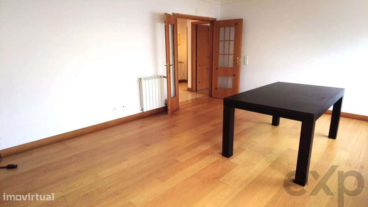 Apartamento T2 de 130m2, elevadores, parqueamento  e muita luz - Grande imagem: 3/21