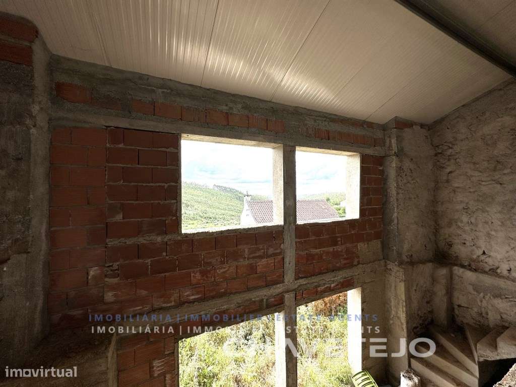 Quintinha com duas casas de campo e uma arrecadação a cerca de 4 km...-37