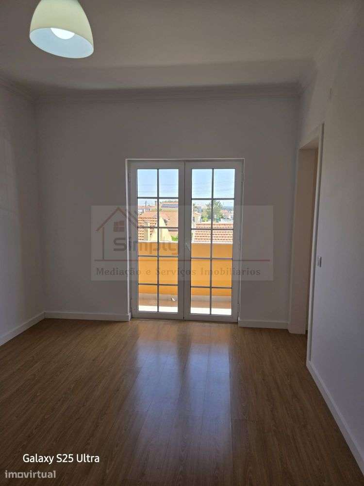 Moradia T4 com piscina e 900 m² de terreno na Quinta da Serralheira,-37