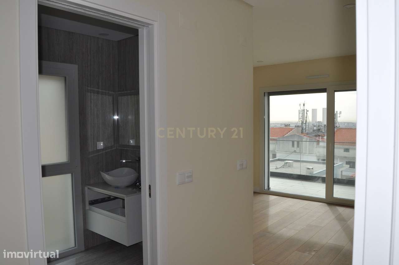 Moradia T4+1 Contemporânea com Piscina-18