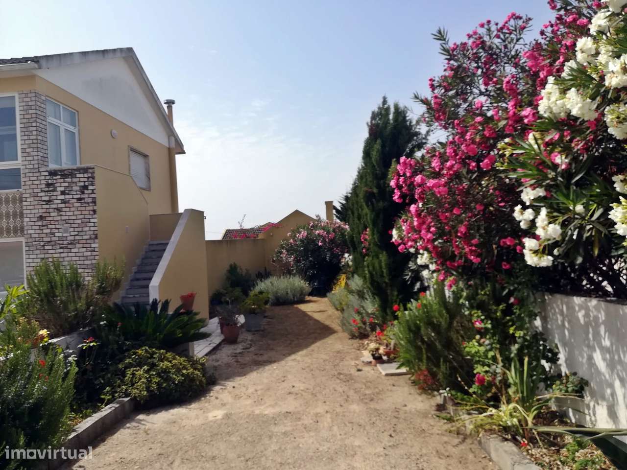 Magnífica propriedade constituída por moradia bi-familiar e armazém.-25