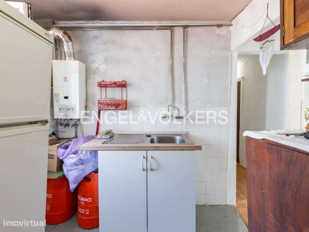 Moradia com Quintal para Remodelação na Prestigiada Zona da Estrela - Grande imagem: 4/30