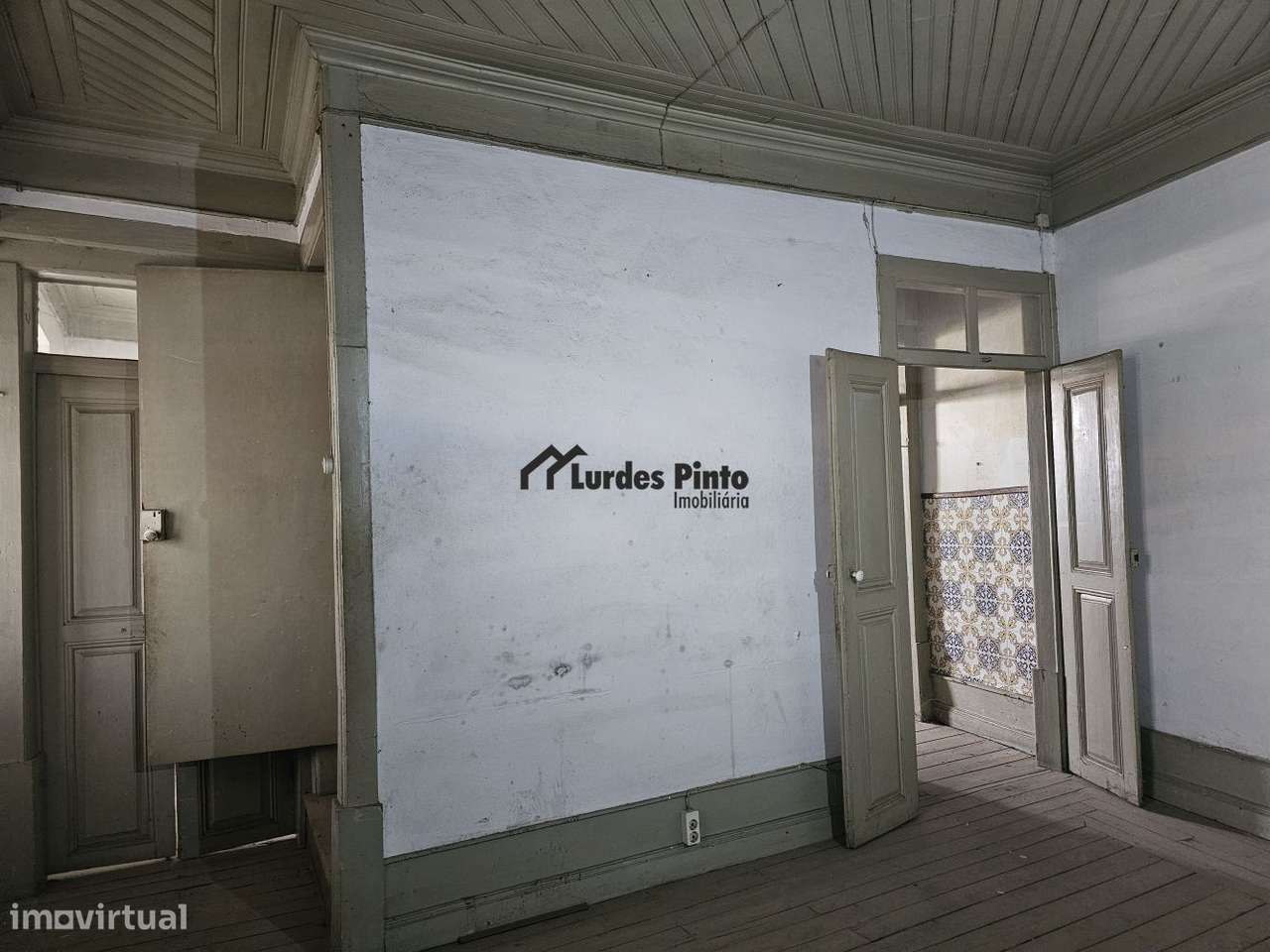 Moradia com possibilidade de seis T1-9