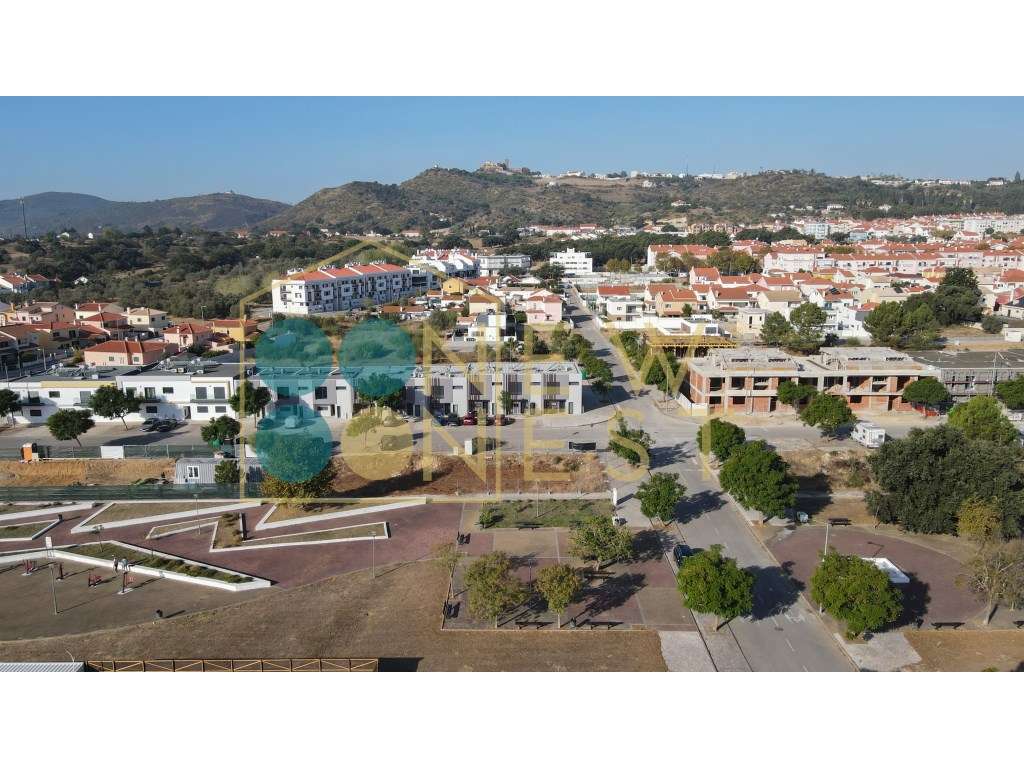 Moradia T3+1 em Banda como Nova com pátio e Vista Castelo de Palmel...-55