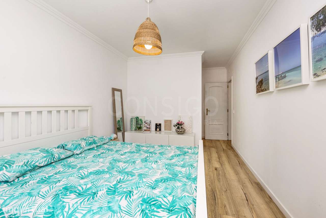 T3 com jardim privado, condomínio com piscina ,2 Estacionamentos + 1 a-21
