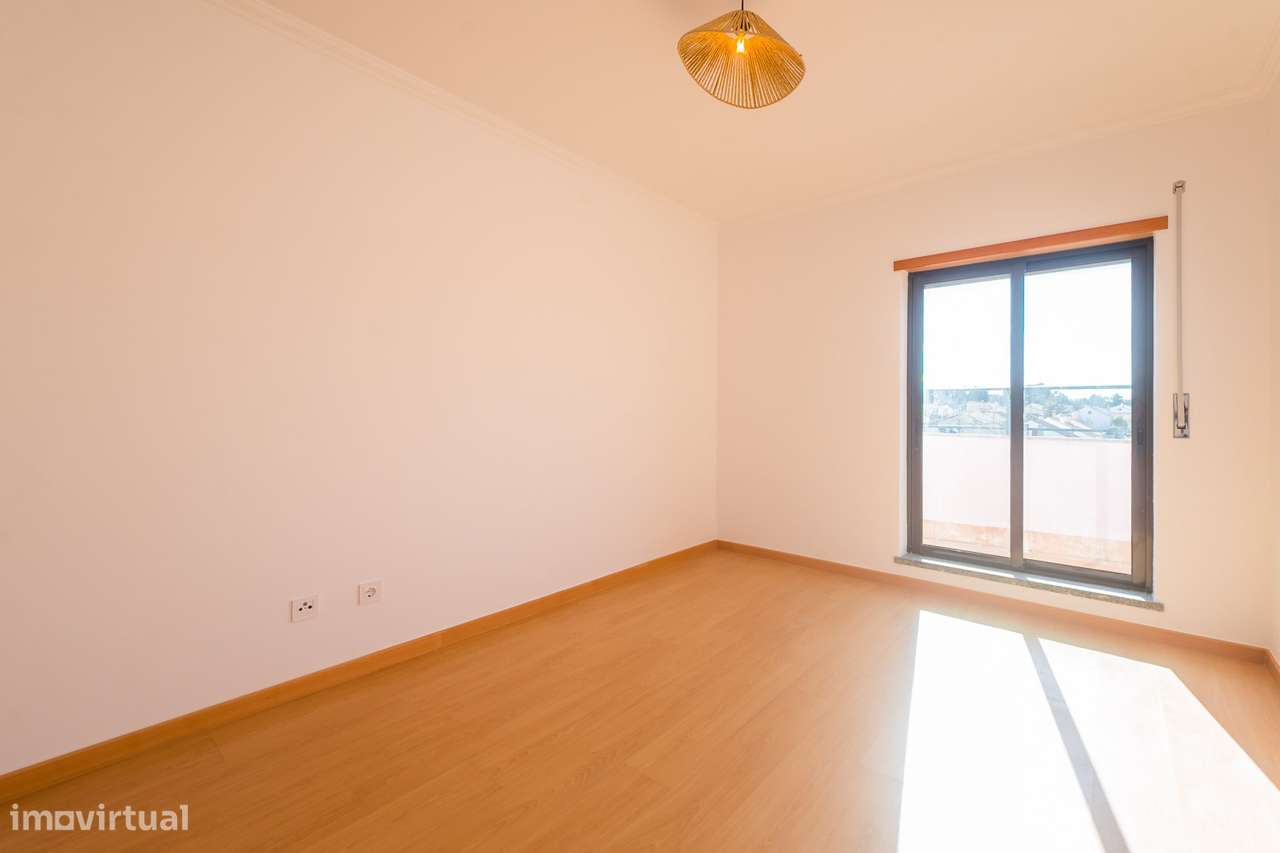 Apartamento T2 na Quinta do Conde com área de 136m2-33