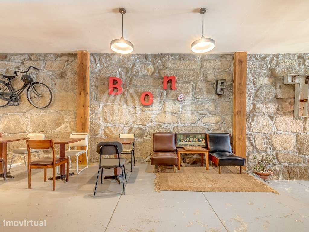 Prédio para reabilitação na Rua do Almada Porto. - Grande imagem: 4/25