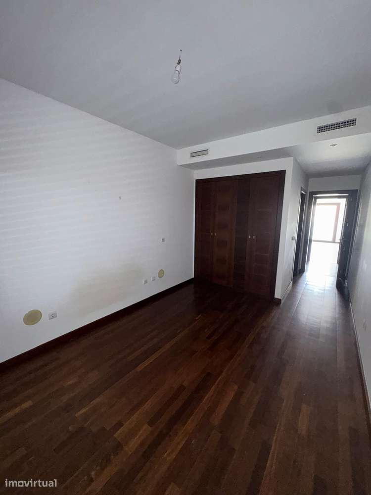 Imóvel de banco :T4 com varanda, garagem em Torres Vedras-15