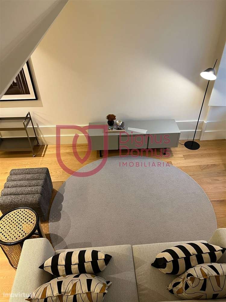 Elegante apartamento T0 Mezanine num Edifício Centenário no Largo do C-5