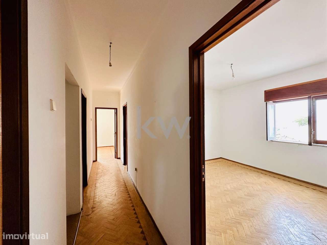 Prédio de 2 pisos I T4 no 1ºandar e restaurante no rés-do-chão I Pego - Grande imagem: 5/59