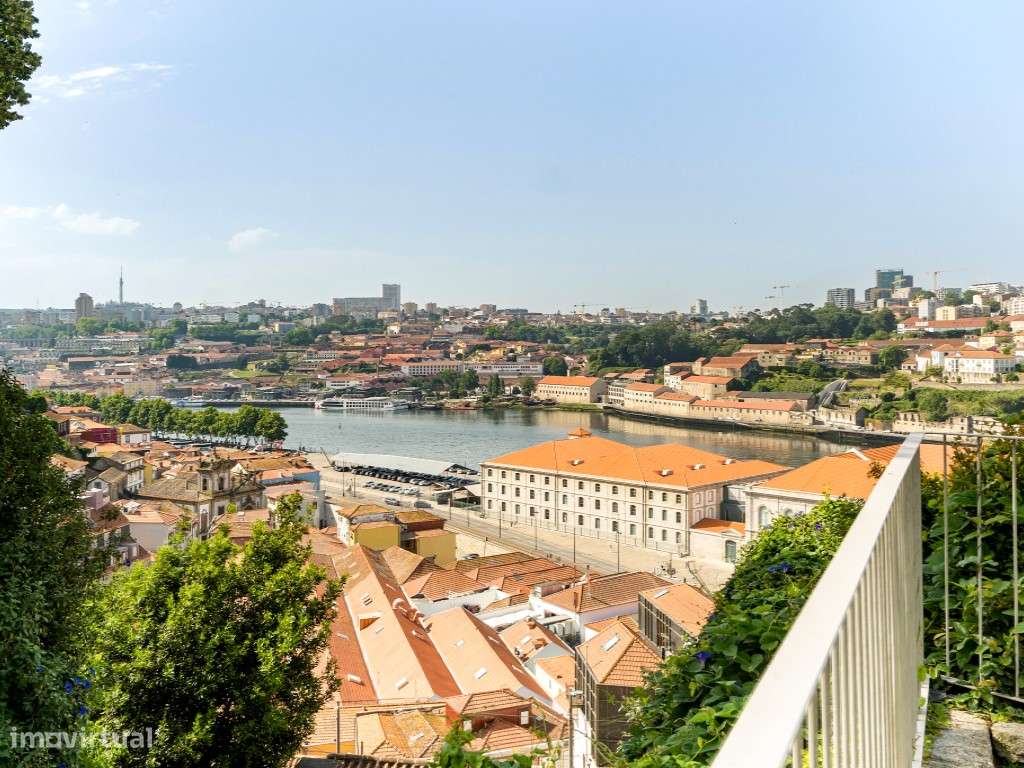 T2 Exclusivo com Jardim Privativo e Vista Rio na Baixa do Porto-0
