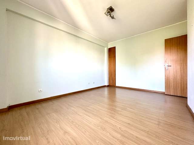 T3 c/ varanda, sala 33 m2, junto a transportes públicos e comércio...-10