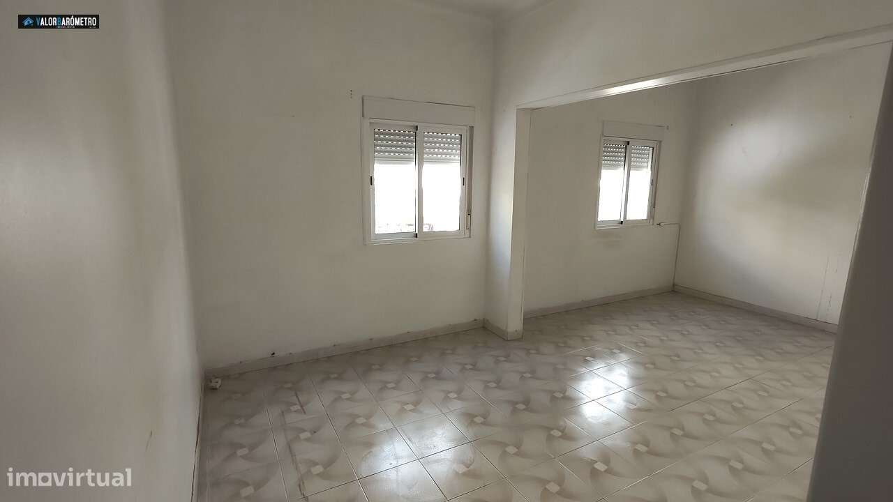 Prédio T5 com logradouro e arrumos-6