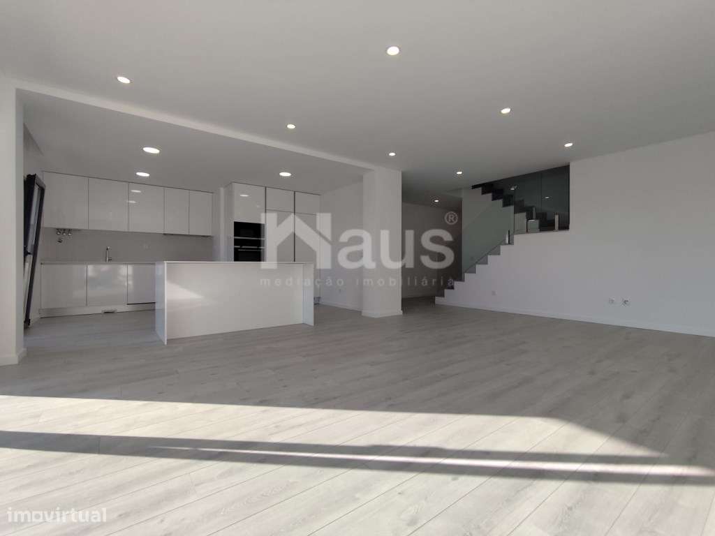 T3+1 Duplex com parqueamento e terraços - Grande imagem: 2/27