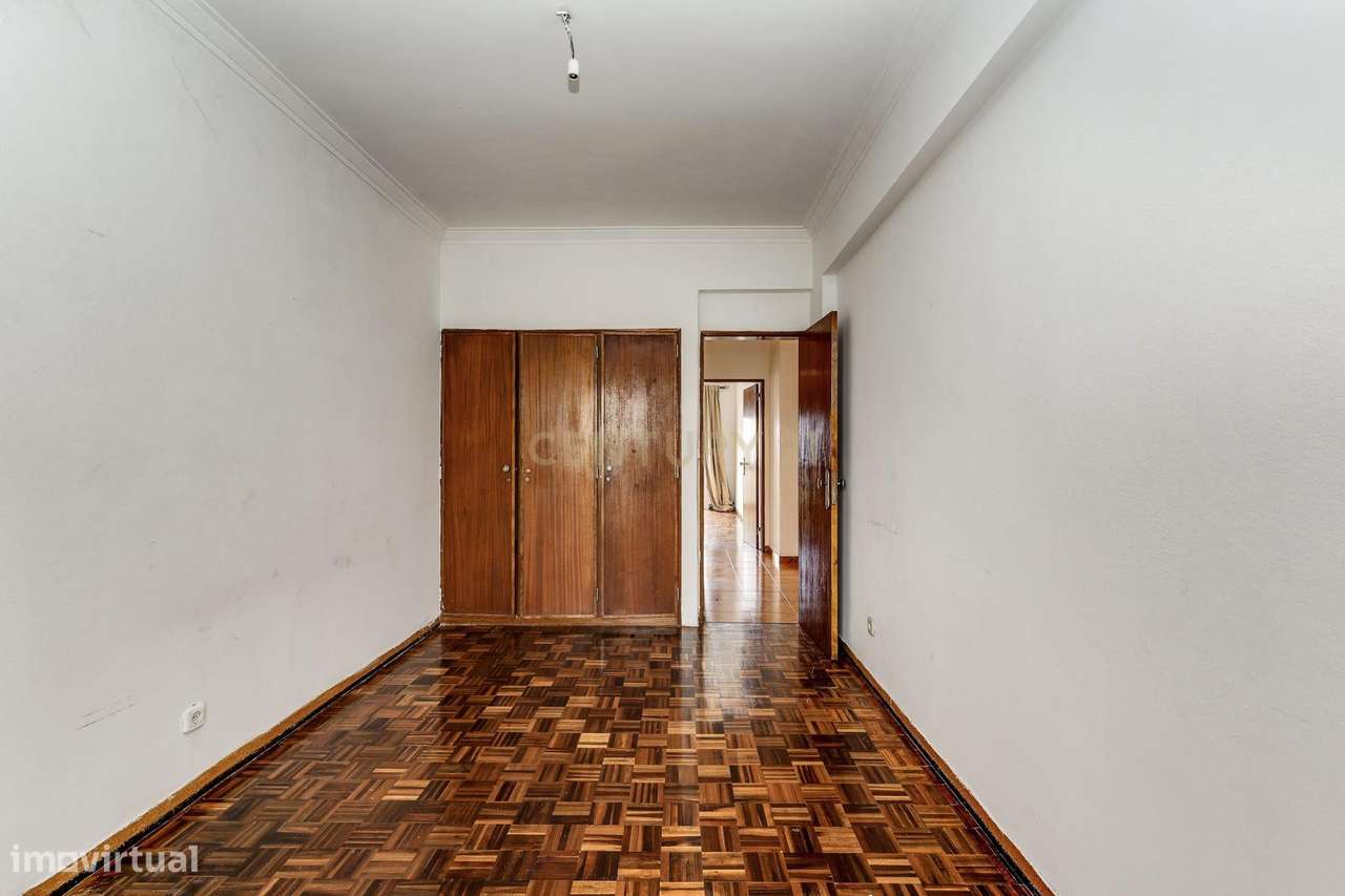 Apartamento T2 com Excelentes áeas | Para Remodelação-12