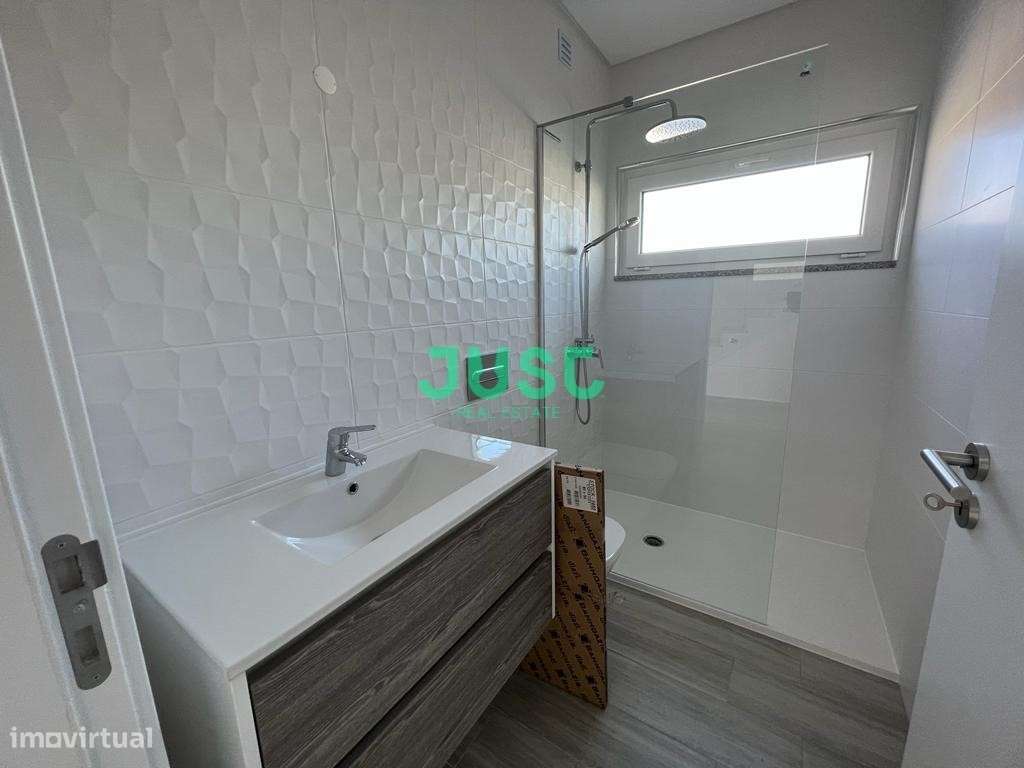 Moradia T4 com 3 suítes e piscina em Fernão Ferro.-18