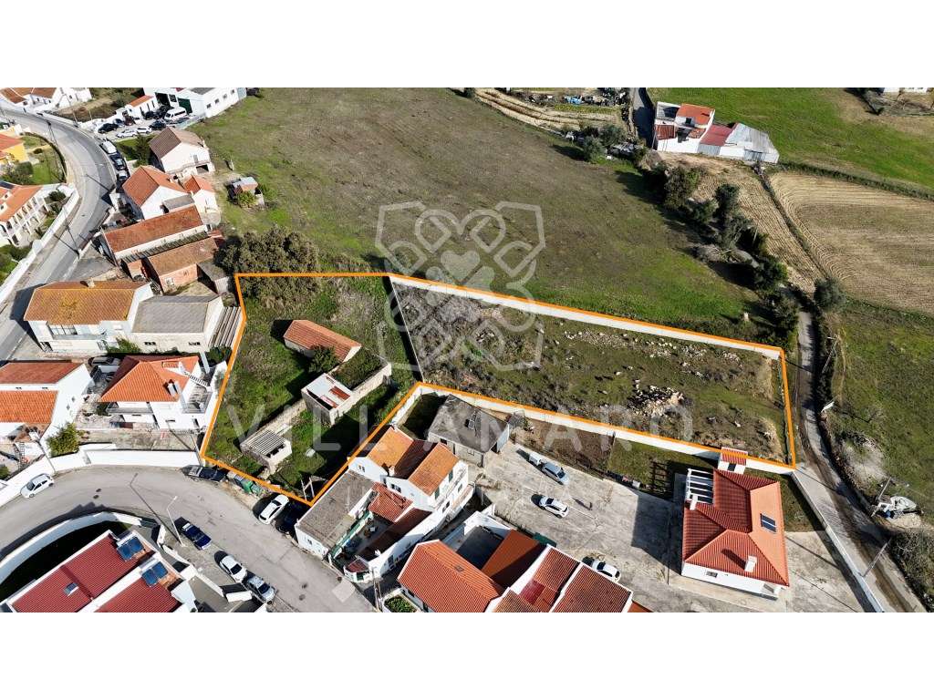 Casa térrea por recuperar com cerca de 168m2 e logradouro com 2500m2.-9