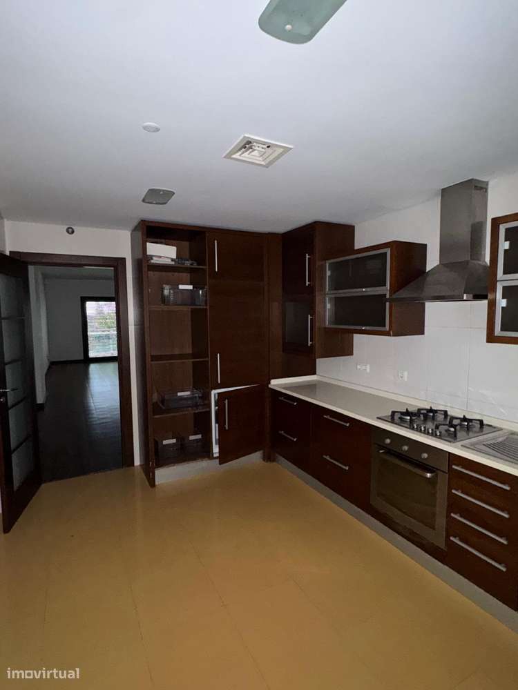 Imóvel de banco :T4 com varanda, garagem em Torres Vedras-27