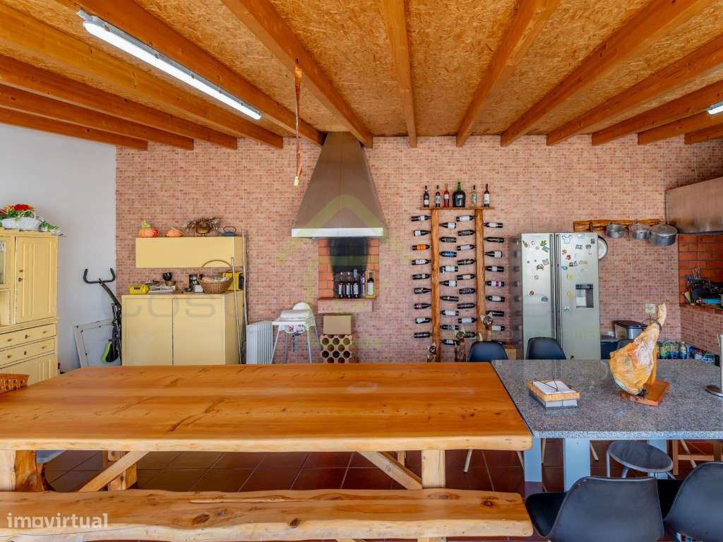 Quintinha com piscina inserida em terreno com 2950 m2-57