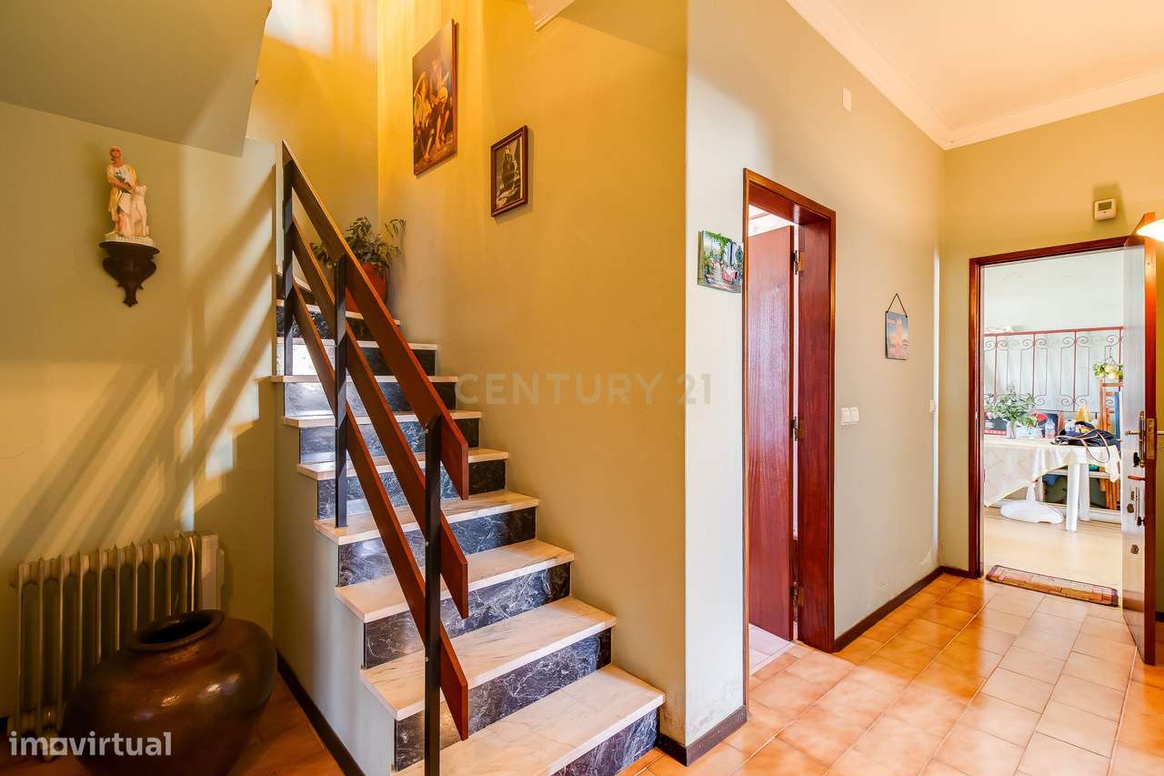 Moradia T4 com Potencial para 2 Frações  Terreno de 8.480 m²  Torres N-27