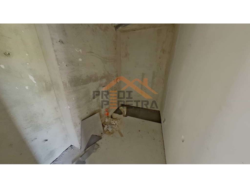 Apartamento T2, localizado em Santo António dos Cavaleiros.-10