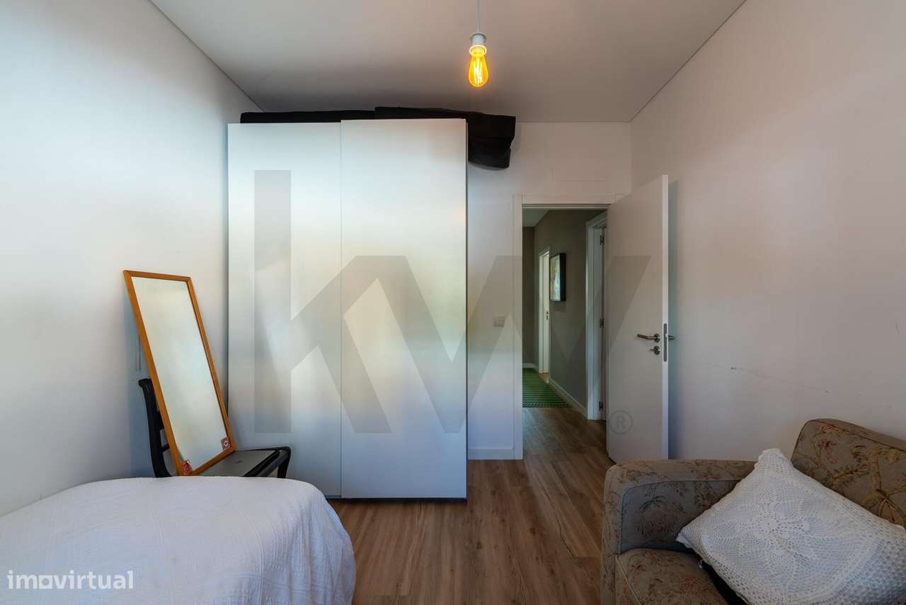 Apartamento T2 Remodelado com Terraço Privativo | Pragal, Almada - Grande imagem: 4/27