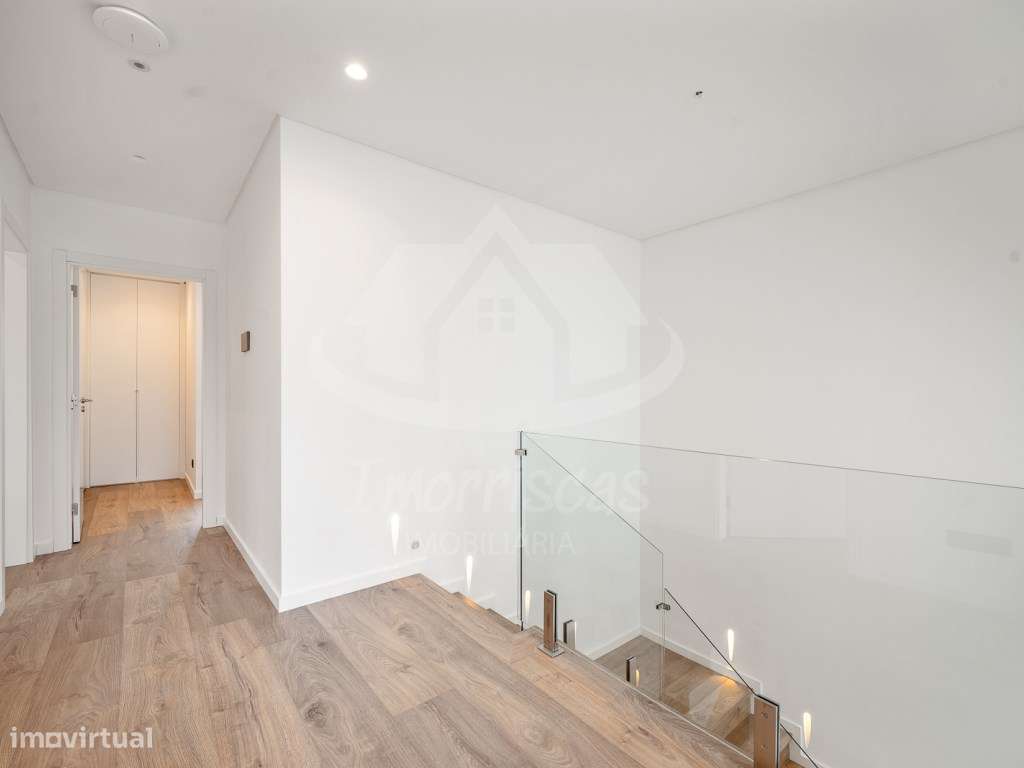 Moradia T4 com piscina e vista panorâmica em São João da Talha-16