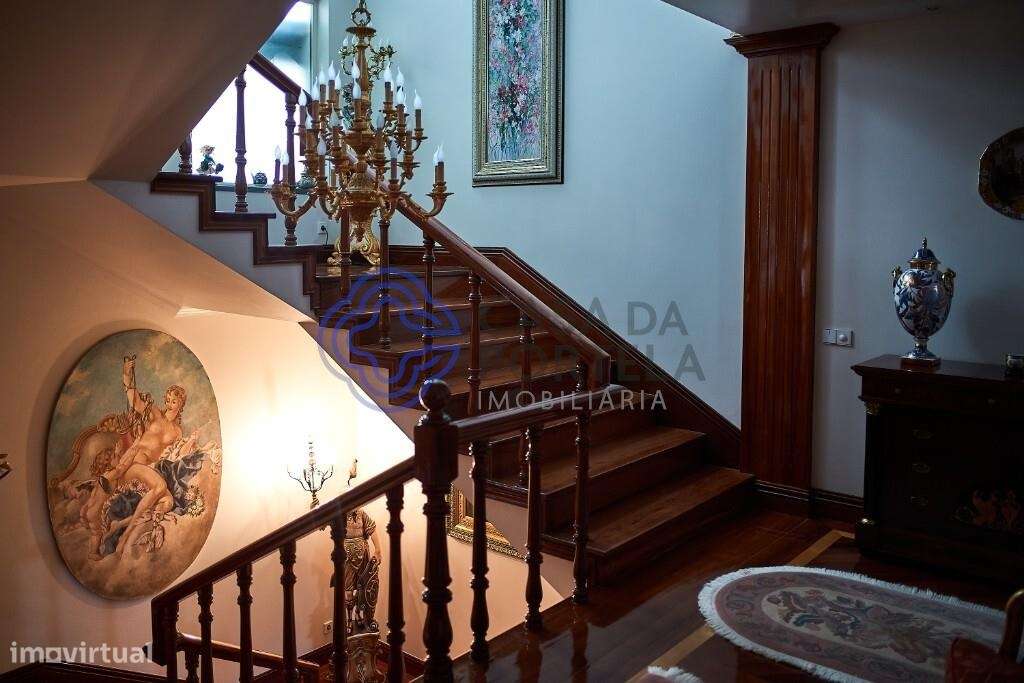 Luxuosa casa com 3 frentes, na rua principal da Praia da Vitória, ilha - Grande imagem: 2/10