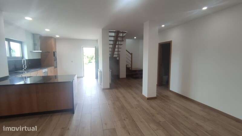 Moradia T7 toda renovada em Escapães - Grande imagem: 4/33