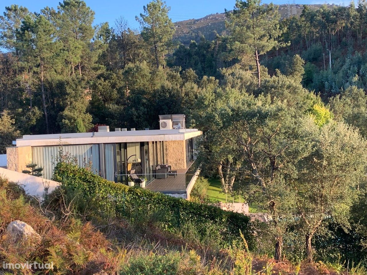 Moradia de luxo no Gerês com piscina e court de ténis e vistas sobre R