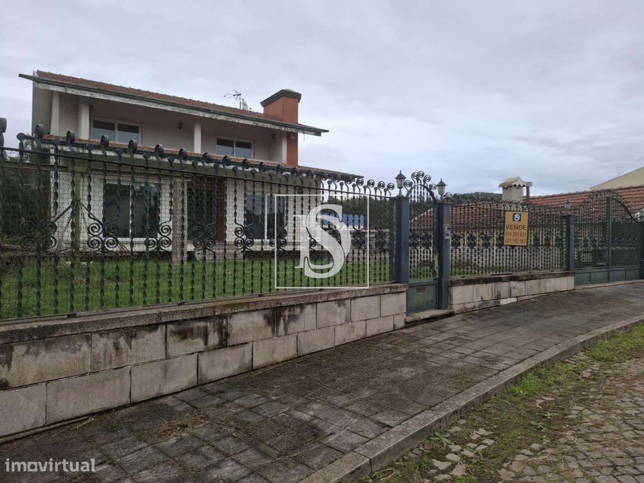 Moradia T4 de três pisos inserido num terreno com 1188m2. Exclente pot-23