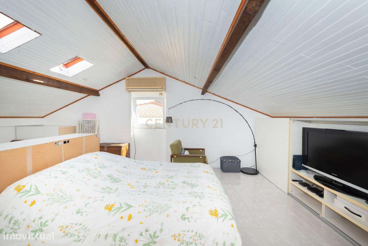 Prédio com dois apartamentos T1 em propriedade horizontal em Almada Ve-12