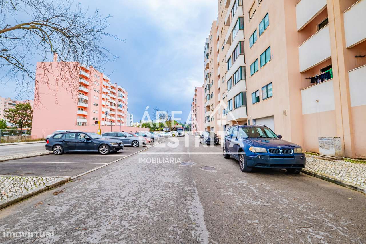 Apartamento T3 com parqueamento e elevador nos Fidalguinhos, Barreiro-41