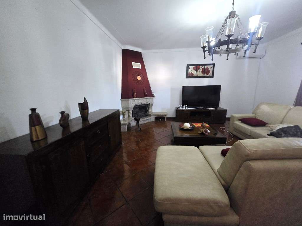 Moradia Isolada, T5, com garagem, na Vila de Redondo-3