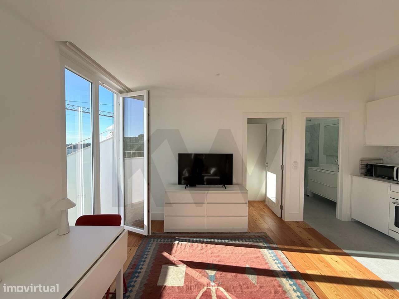 T1 renovado, equipado e mobilado com varanda e vista frontal de rio – - Grande imagem: 5/23