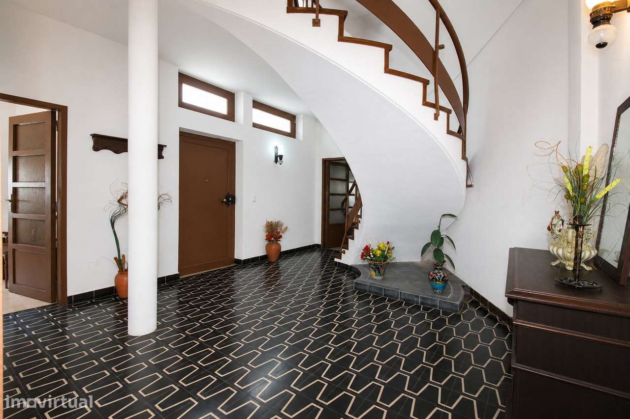 Moradia de Prestígio com T1 Independente, Terraço Panorâmico e Exce...-4