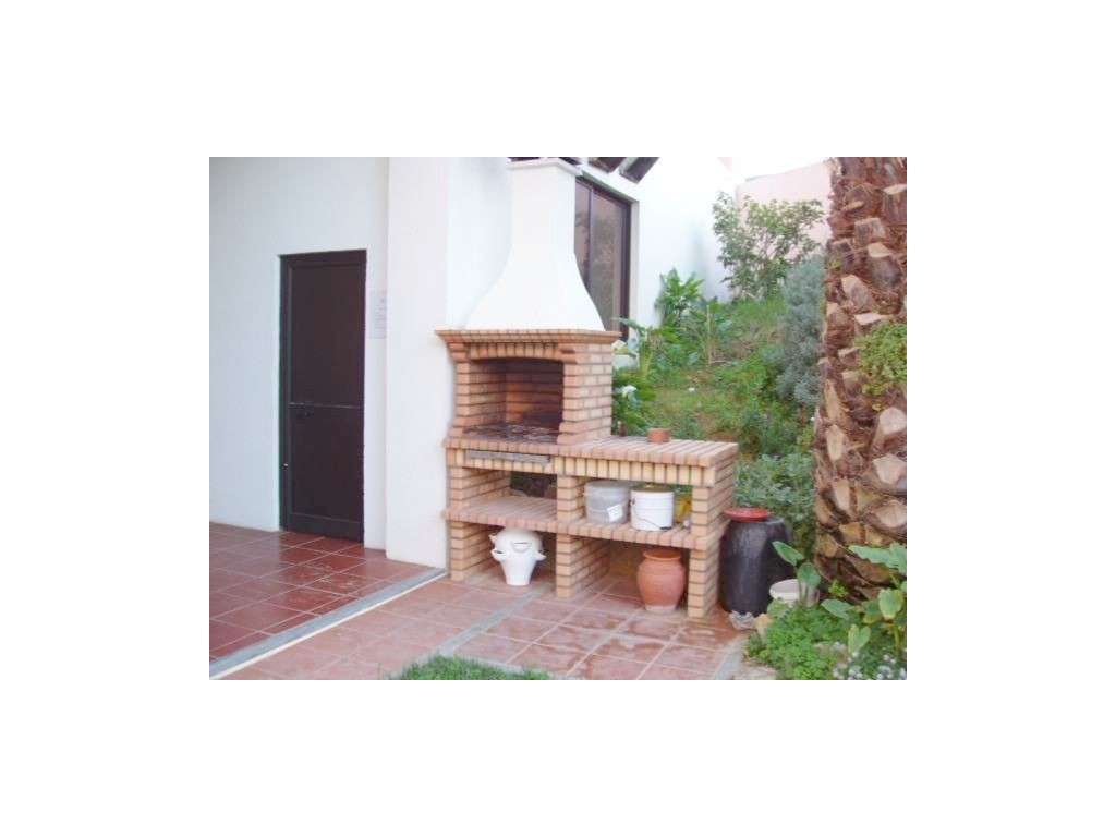 T2 remodelado em condomínio com piscina e campo de ténis-20