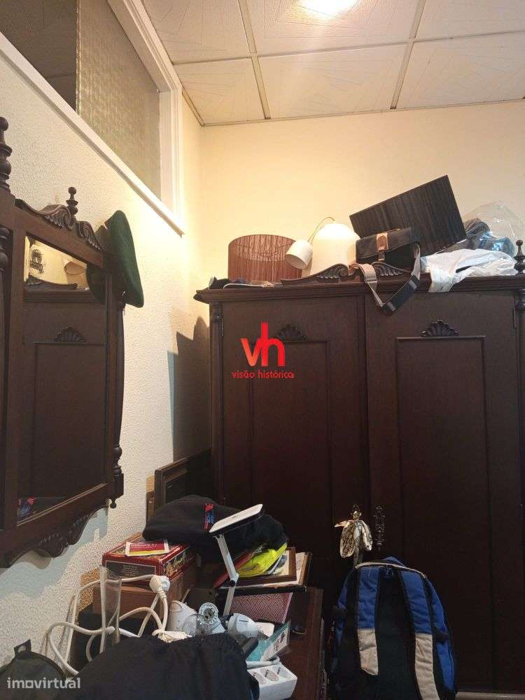 Vende-se Moradia ao Carvalhido com Potencial de Investimento-8