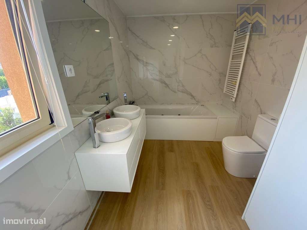 Excelente moradia Bifamiliar T3, a 100 metros da praia em Canidelo-36