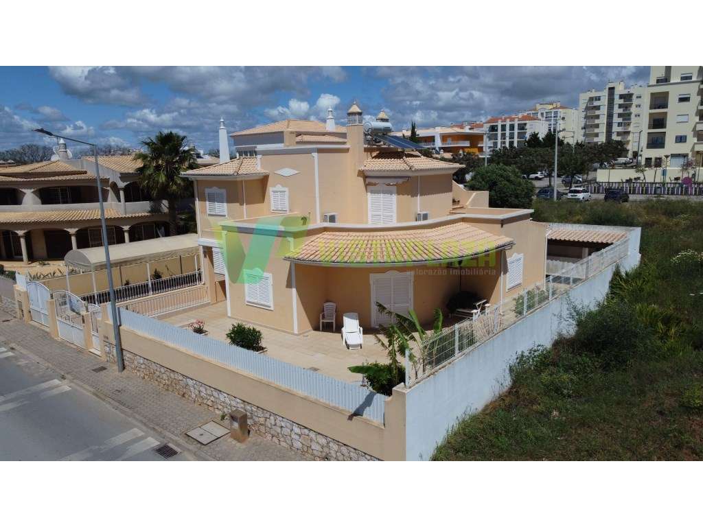 Moradia Isolada Em Portimao Quinta Do Rodrigo Com Quintal E Garagem