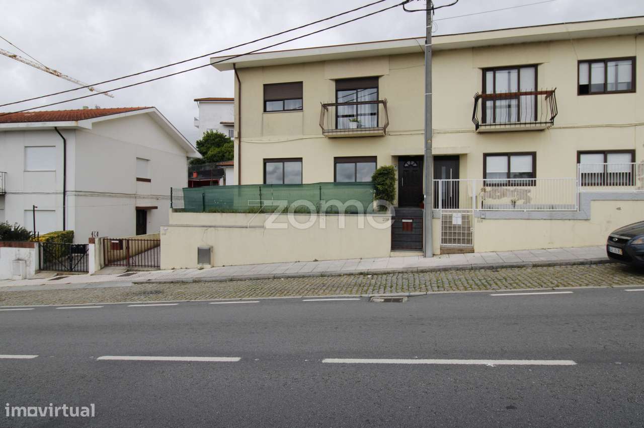 Andar Moradia T2 Com Terraco Garagem E 3 Frentes Alto De Soutelo