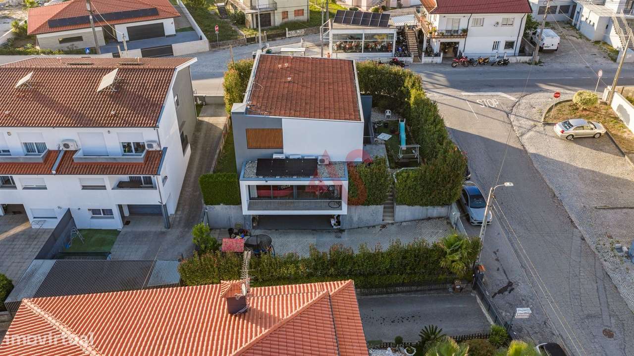 Moradia T4 com Suite Master, Jardim e Garagem para 4 carros | Corvite,-2