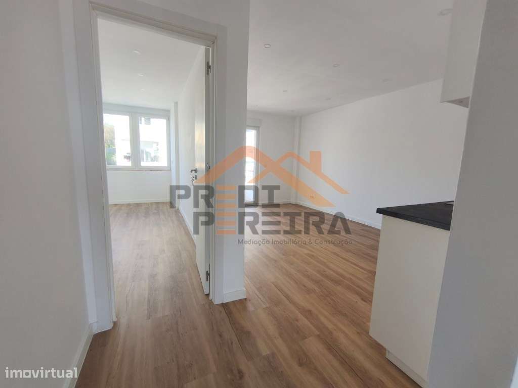 Situado em Camarate, T3 com duas varandas. - Grande imagem: 4/19